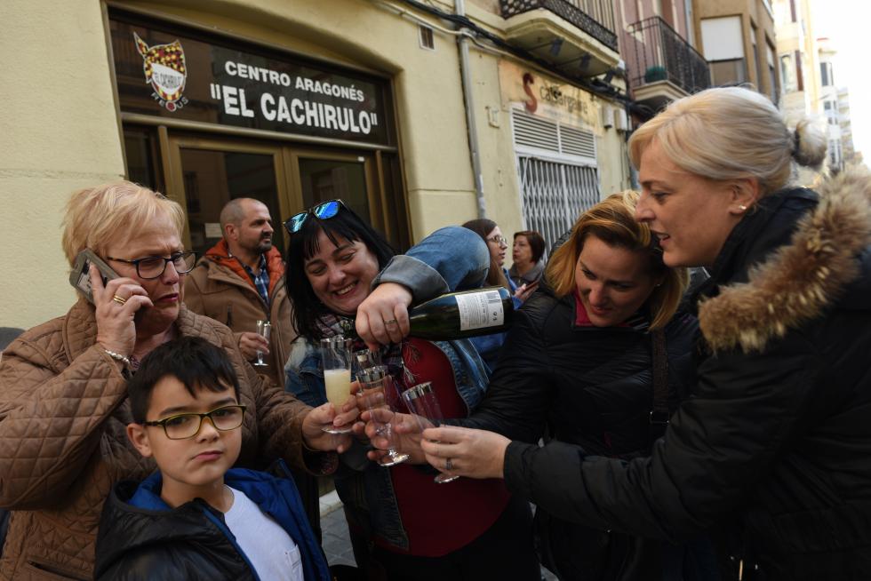 Celebración del Gordo de la Lotería de Navidad en el centro aragonés 'El Cachirulo' de Reus.