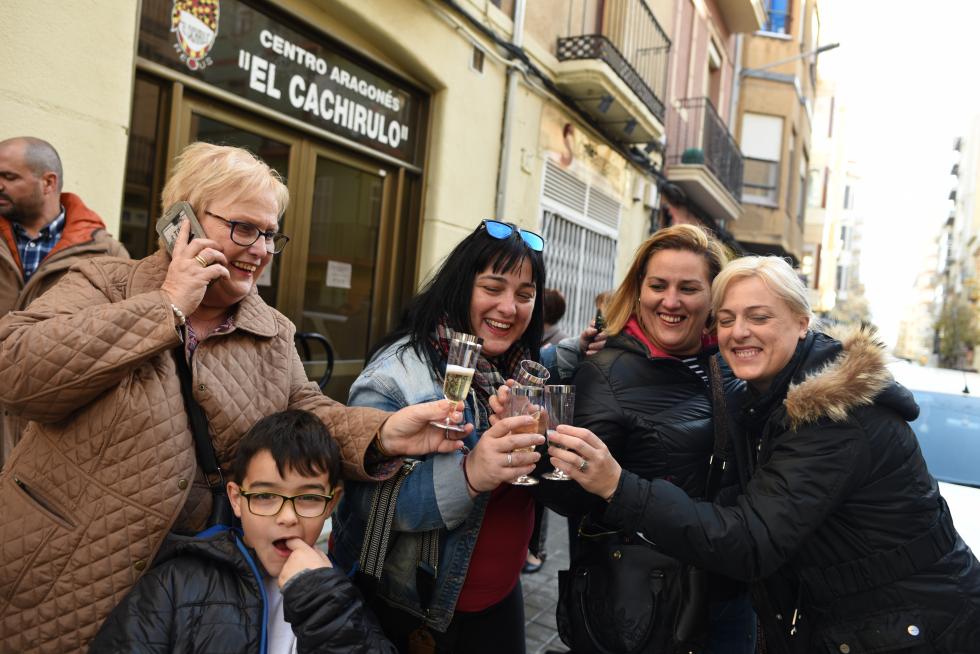 Celebración del Gordo de la Lotería de Navidad en el centro aragonés 'El Cachirulo' de Reus.