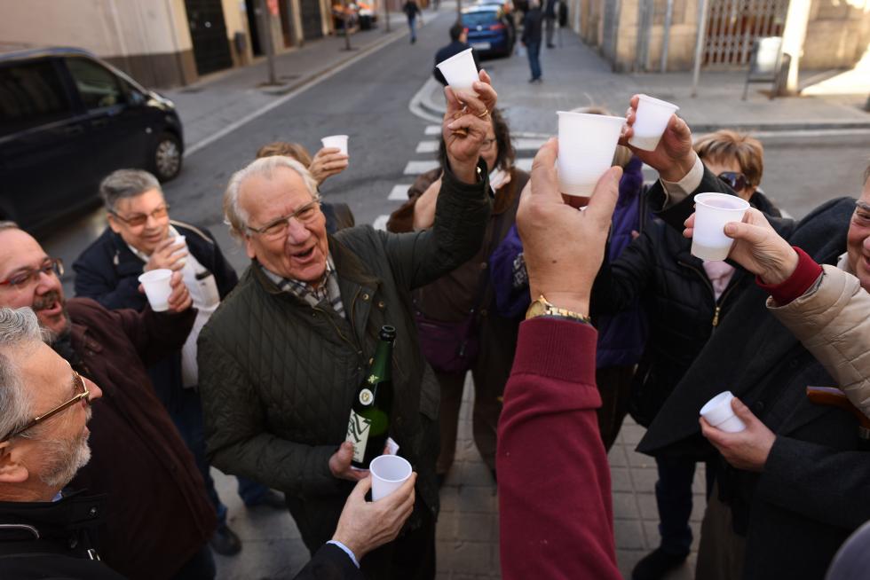 Celebración del Gordo de la Lotería de Navidad en el centro aragonés 'El Cachirulo' de Reus.