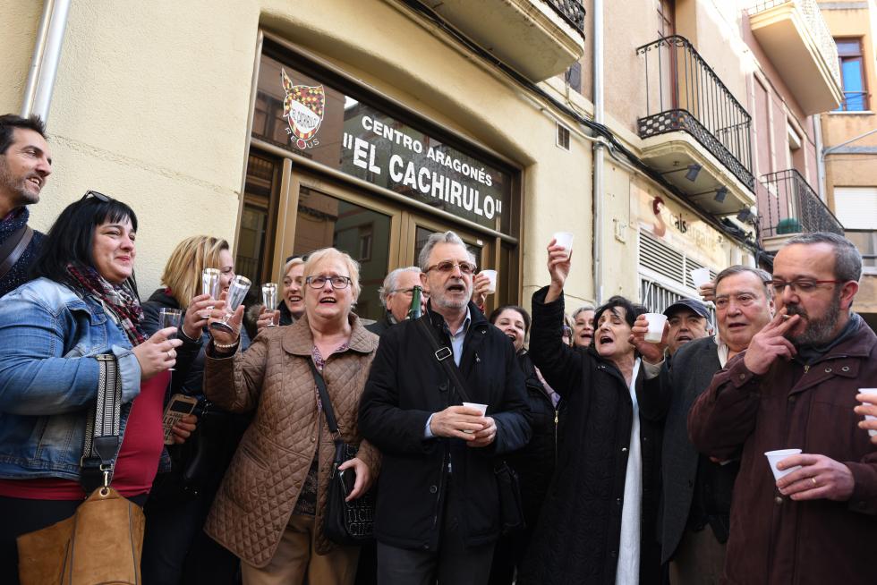 Celebración del Gordo de la Lotería de Navidad en el centro aragonés 'El Cachirulo' de Reus.