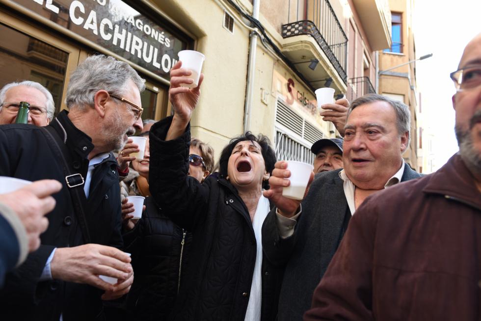 Celebración del Gordo de la Lotería de Navidad en el centro aragonés 'El Cachirulo' de Reus.