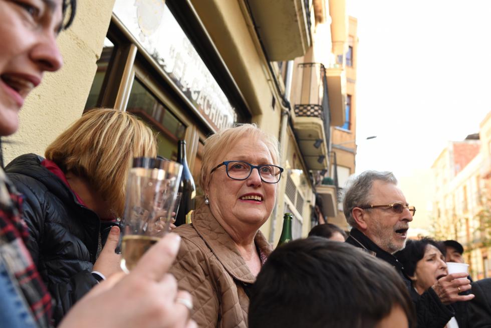 Celebración del Gordo de la Lotería de Navidad en el centro aragonés 'El Cachirulo' de Reus.