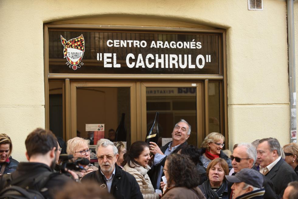 Celebración del Gordo de la Lotería de Navidad en el centro aragonés 'El Cachirulo' de Reus.