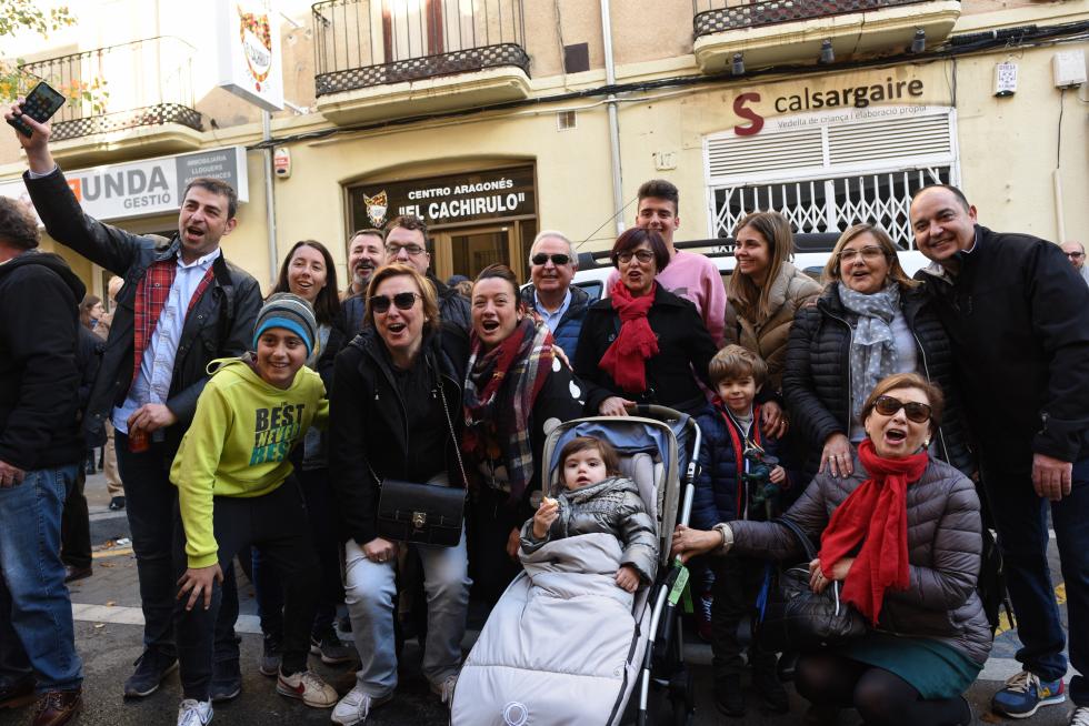 Celebración del Gordo de la Lotería de Navidad en el centro aragonés 'El Cachirulo' de Reus.