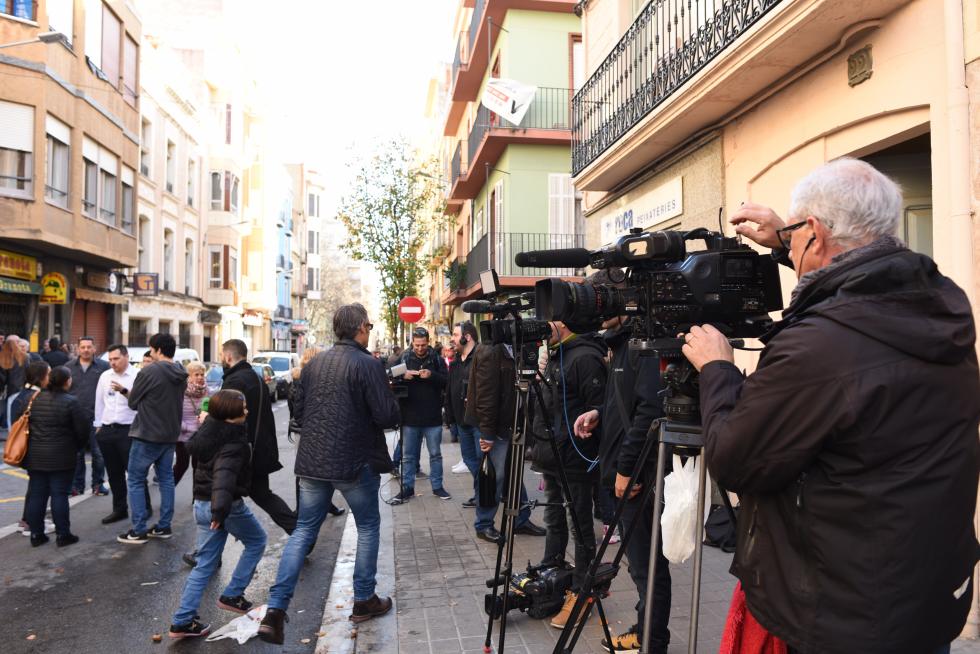 Celebración del Gordo de la Lotería de Navidad en el centro aragonés 'El Cachirulo' de Reus.