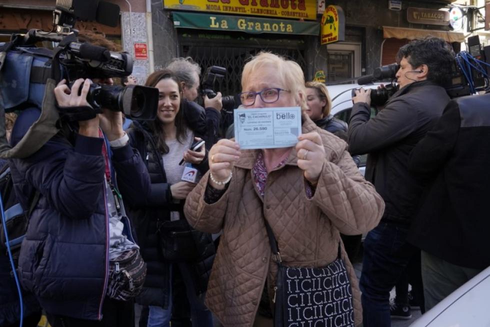 Una de las agraciadas, con el boleto premiado, en Reus.