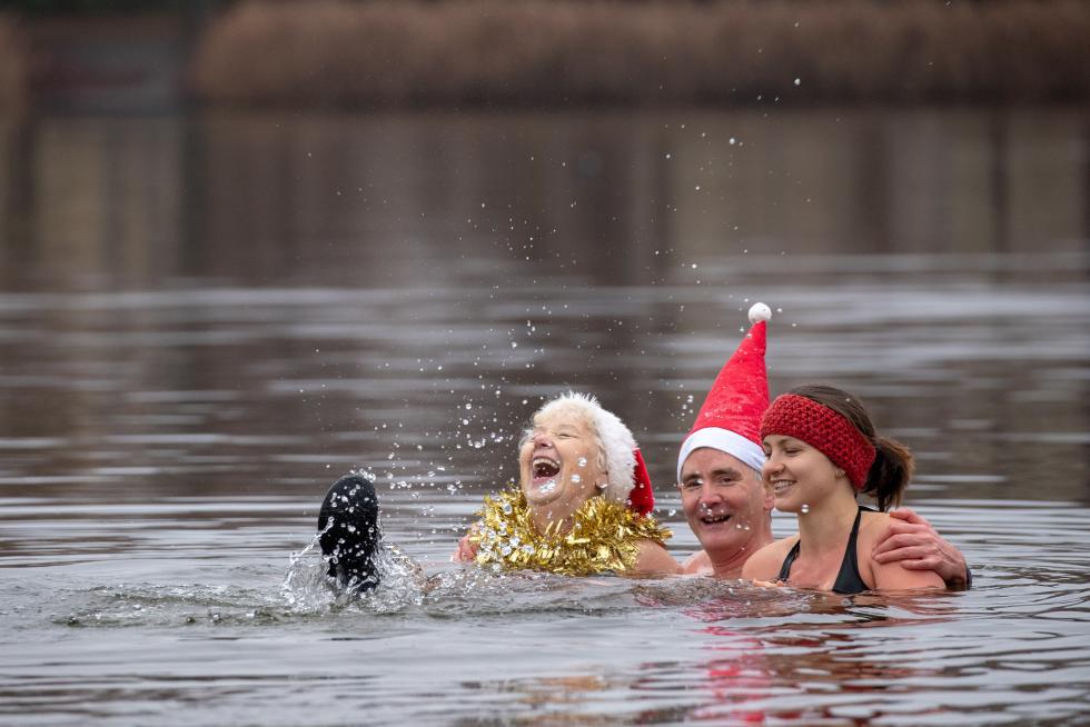 Berlin (Germany), 25/12/2019.- A member of the 'Berliner Seehunde' (lit. Berlin Seals) swimming club dressed as Santa takes part in the traditional Christmas winter swim at Orankesee lake in Berlin, Germany, 25 December 2019. (Alemania) EFE/EPA/OMER MESSINGER Berlin Seehunde club Christmas swim