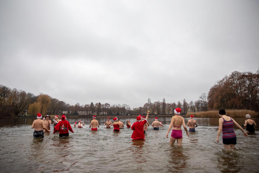 Berlin (Germany), 25/12/2019.- Members of the 'Berliner Seehunde' (lit. Berlin Seals) swimming club take part in the traditional Christmas winter swim at Orankesee lake in Berlin, Germany, 25 December 2019. (Alemania) EFE/EPA/OMER MESSINGER Berlin Seehunde club Christmas swim