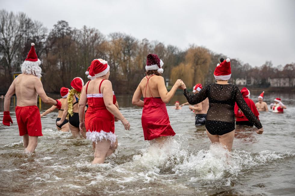 Berlin (Germany), 25/12/2019.- Members of the 'Berliner Seehunde' (lit. Berlin Seals) swimming club take part in the traditional Christmas winter swim at Orankesee lake in Berlin, Germany, 25 December 2019. (Alemania) EFE/EPA/OMER MESSINGER Berlin Seehunde club Christmas swim