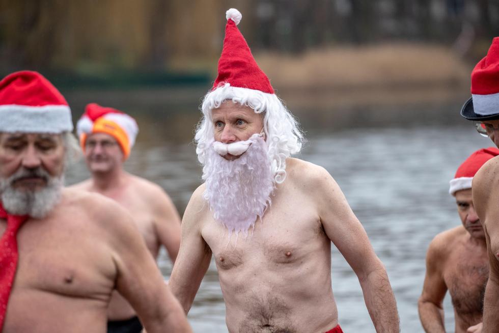 Berlin (Germany), 25/12/2019.- Members of the 'Berliner Seehunde' (lit. Berlin Seals) swimming club take part in the traditional Christmas winter swim at Orankesee lake in Berlin, Germany, 25 December 2019. (Alemania) EFE/EPA/OMER MESSINGER Berlin Seehunde club Christmas swim