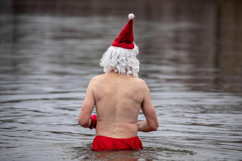 Berlin (Germany), 25/12/2019.- Members of the 'Berliner Seehunde' (lit. Berlin Seals) swimming club take part in the traditional Christmas winter swim at Orankesee lake in Berlin, Germany, 25 December 2019. (Alemania) EFE/EPA/OMER MESSINGER Berlin Seehunde club Christmas swim