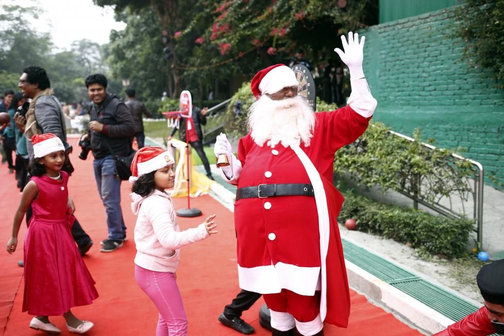 Srinagar (India), 25/12/2019.- Female Indian paramilitary soldiers stand guard outside the Holy Family Catholic Church on Christmas in Srinagar, Indian Kashmir, 25 December 2019. Christians celebrate Christmas on 25 December to commemorate the birth of Jesus, the central figure of Christianity. EFE/EPA/FAROOQ KHAN Christmas celebrations in Srinagar