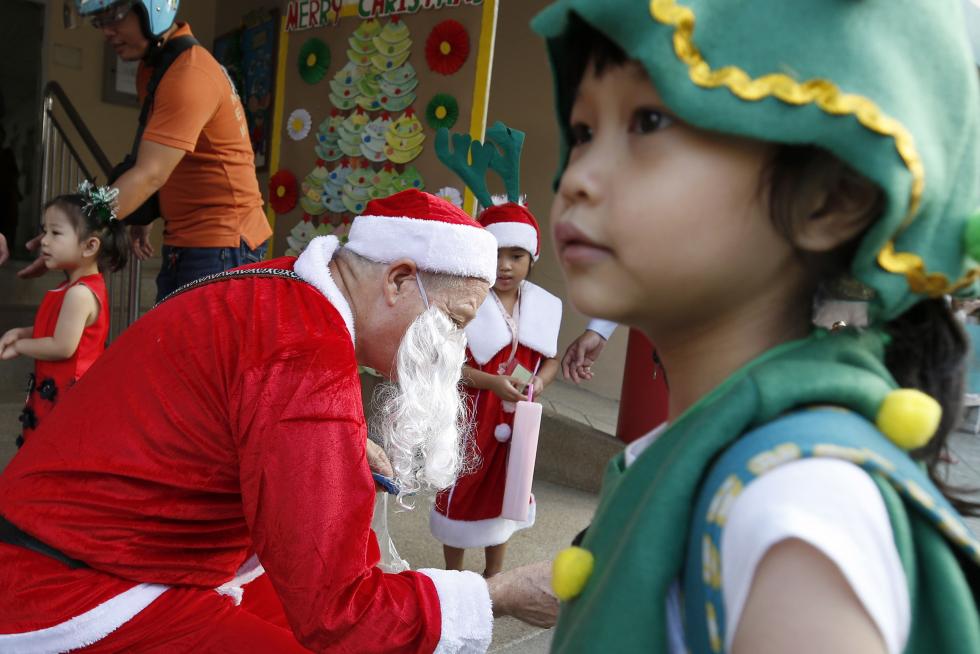 Dhaka (Bangladesh), 25/12/2019.- A man dressed as Santa Claus reacts as he arrives at a playground for the Christmas celebrations in Dhaka, Bangladesh, 25 December 2019. Almost 0.5 percent of the Bangladeshis are Christians in the Muslim-majority country. EFE/EPA/MONIRUL ALAM Christmas Day celebration in Bangladesh