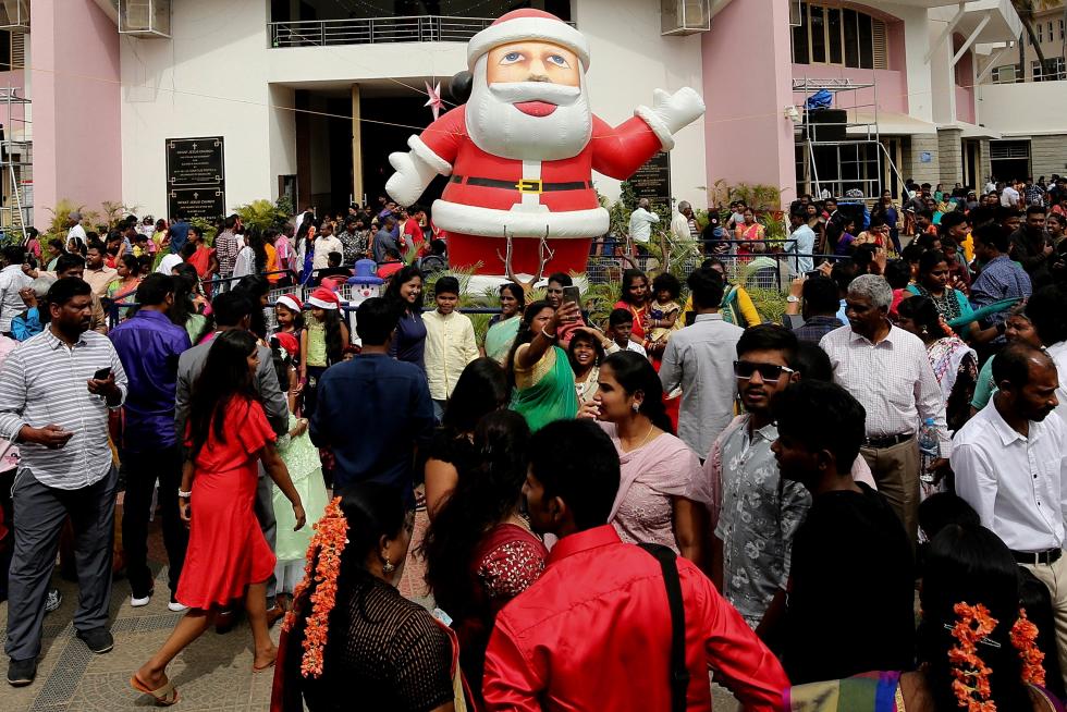 Bangalore (India), 25/12/2019.- Indian Christian devotees light candles as they take part in a Christmas mass at the Infant Jesus Church in Bangalore, India, 25 December 2019. EFE/EPA/JAGADEESH NV Christmas Day in Bangalore