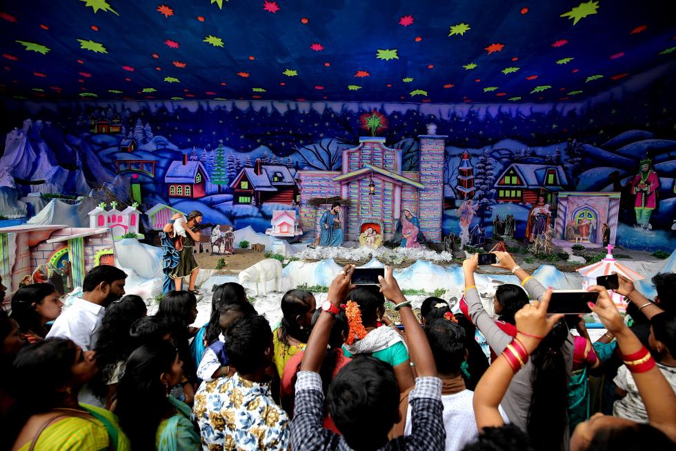 Bangalore (India), 25/12/2019.- Indian Christian devotees leave after a Christmas mass at the Infant Jesus Church in Bangalore, India, 25 December 2019. EFE/EPA/JAGADEESH NV Christmas Day in Bangalore