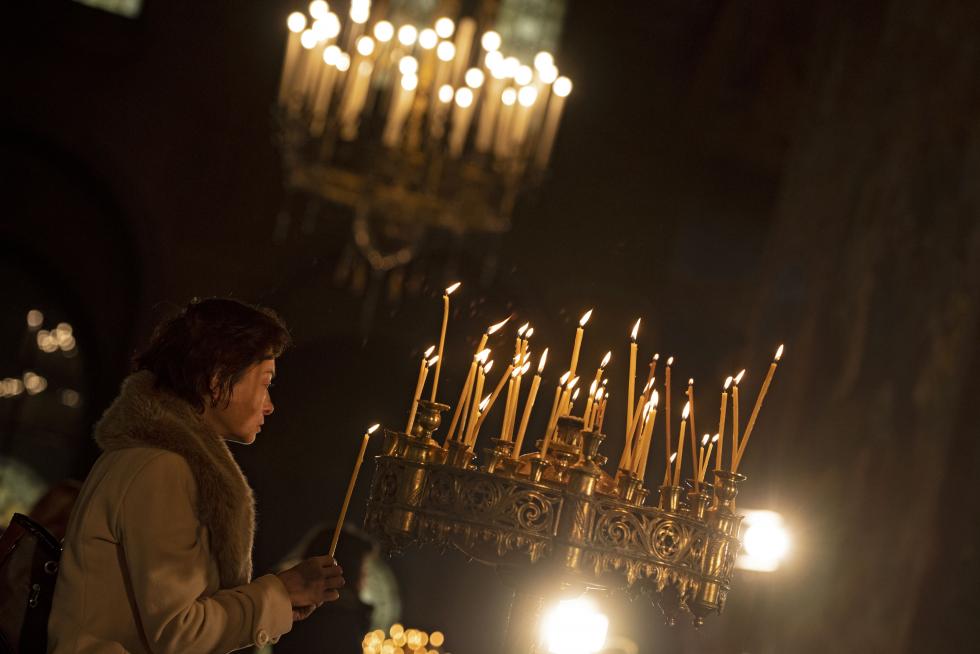 Sofia (Bulgaria), 25/12/2019.- A woman lights a candle during the Christmas mass at the St. Alexander Nevski Cathedral in Sofia, Bulgaria, 25 December 2019. EFE/EPA/VASSIL DONEV Christmas Holy mass in Sofia