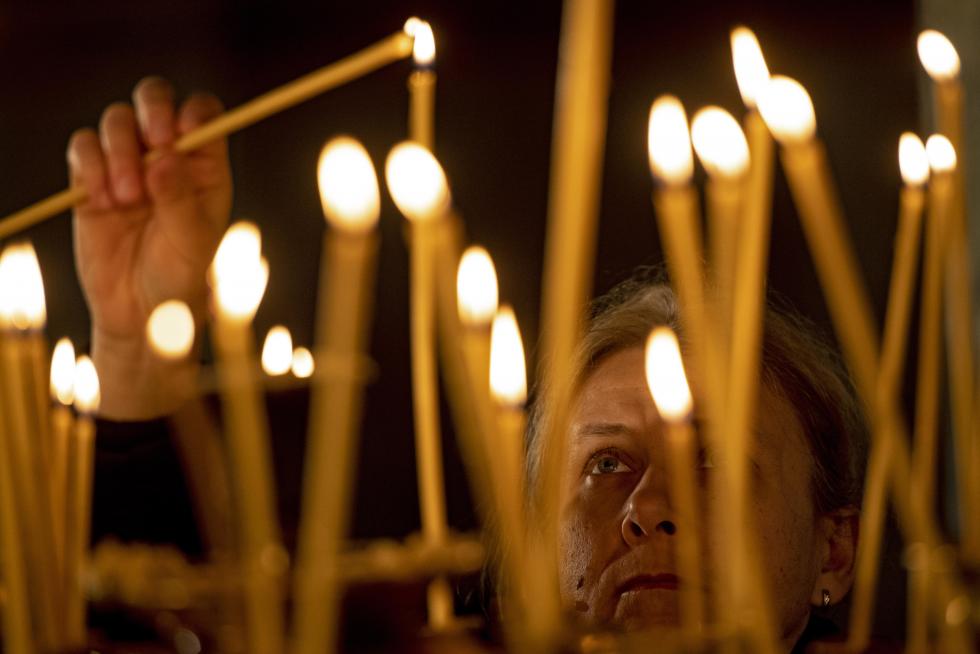 Sofia (Bulgaria), 25/12/2019.- A woman lights a candle during the Christmas mass at the St. Alexander Nevski Cathedral in Sofia, Bulgaria, 25 December 2019. EFE/EPA/VASSIL DONEV Christmas Holy mass in Sofia