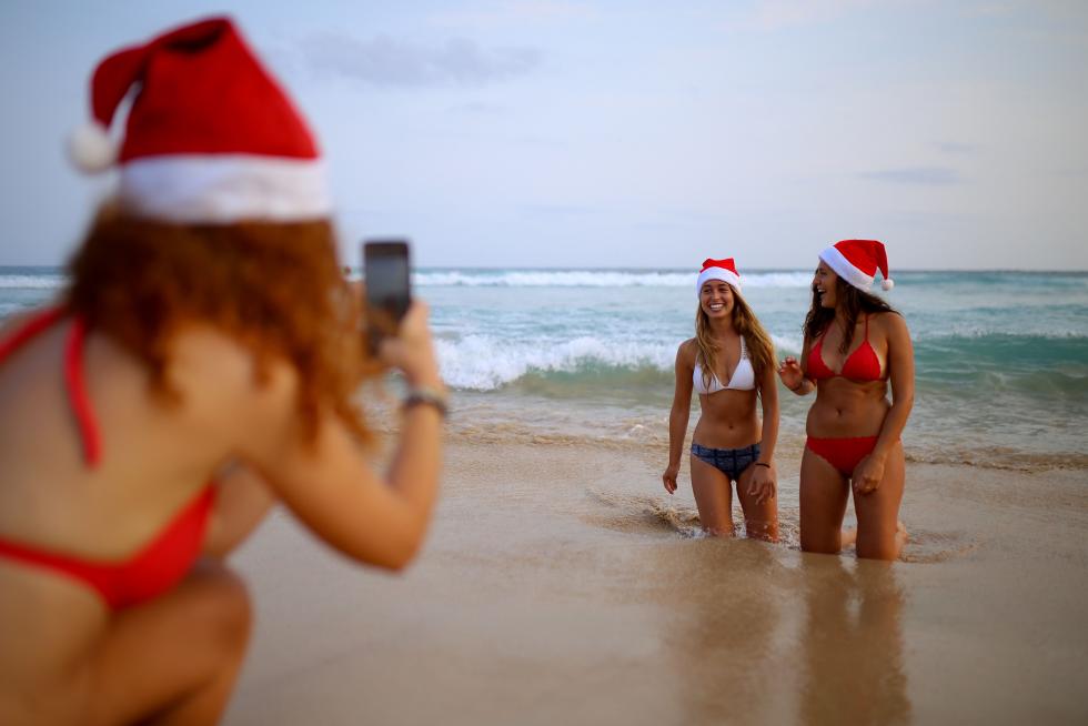 Sydney (Australia), 25/12/2019.- A snowman made of sand is seen on Christmas Day at Bondi Beach in Sydney, Australia, 25 December 2019. EFE/EPA/STEVEN SAPHORE AUSTRALIA AND NEW ZEALAND OUT Crowds at Bondi Beach on Christmas Day