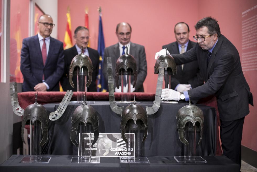 Acto de entrega de los cascos celtíberos al Museo de Zaragoza el 13 de diciembre