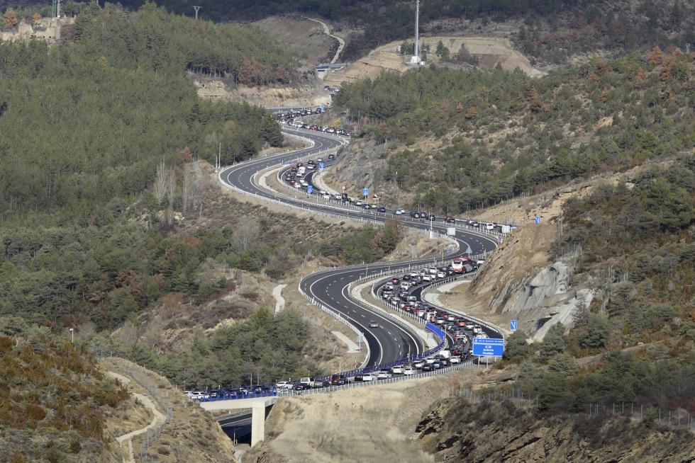 Atasco en la autovía sentido Jaca, puerto de Monrepós, durante el puente de la Constitución