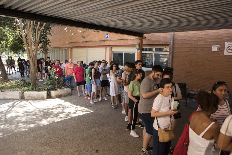 Colas para las matriculaciones de FP en el Instituto Los Enlaces de Zaragoza