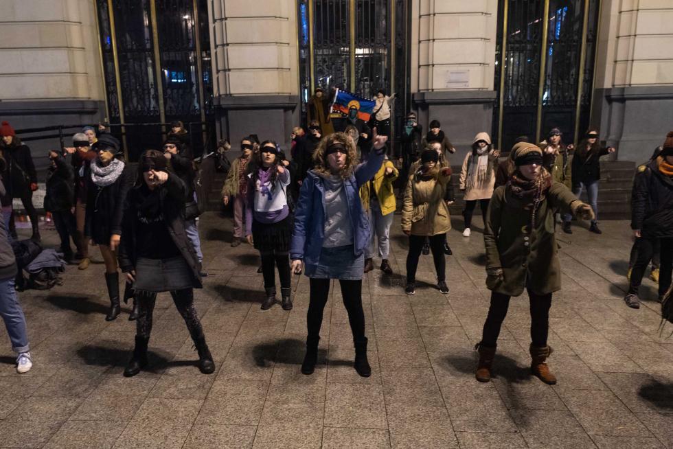 Concentración protesta coreografiada "El violador eres tú" en la Plaza de España de Zaragoza