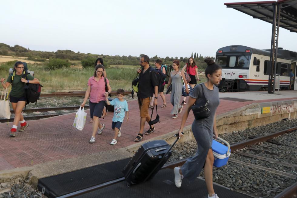 El Canfranero averiado llega a la estación de Ayerbe remolcado por otro tren