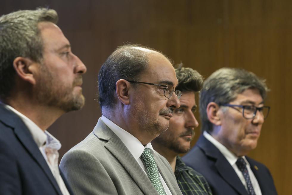 Firma pacto de gobierno en las Cortes de Aragón. Javier Lambán PSOE, Arturo Aliaga PAR, José Luis Soro CHA, Nacho Escartín, Podemos