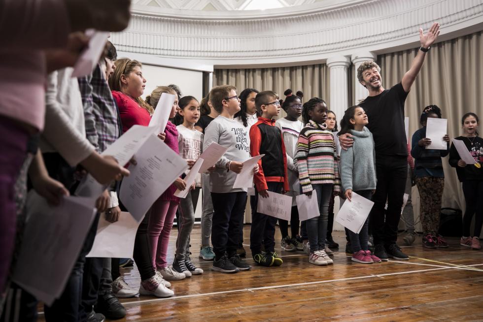 El director de orquesta Heras Casado con el coro del Colegio Joaquín Costa en abril