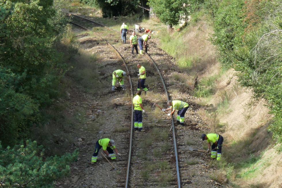 Reparación de la vía tras el descarrilamiento de un tren de mercancías entre Jaca y Canfranc