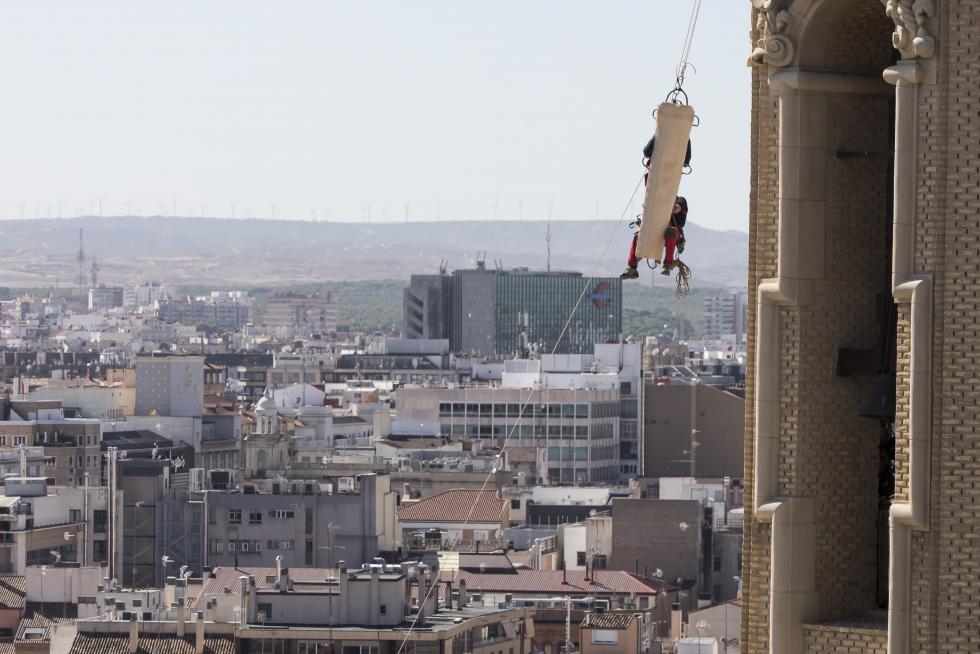 Simulacro de rescate en altura por parte de los bomberos de Zaragoza entre el Parque Macanaz, las Torres del Pilar y la plaza del Pilar en septiembre