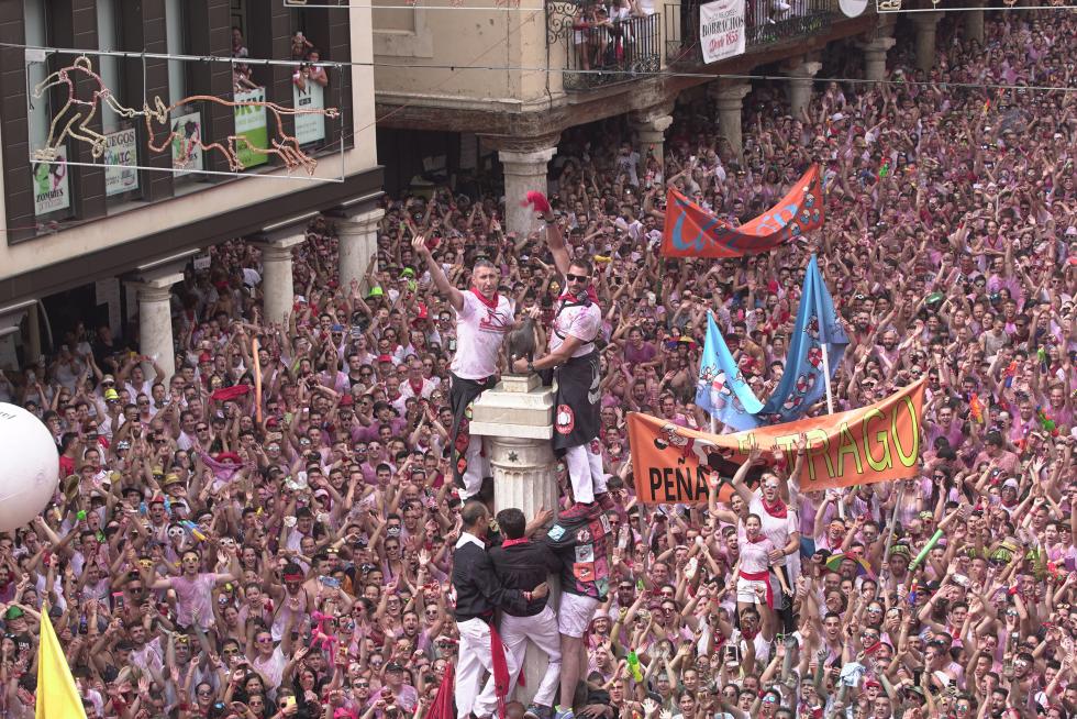 Puesta del pañuelico al torico de Teruel que da inicioa las fiestas de la vaquilla