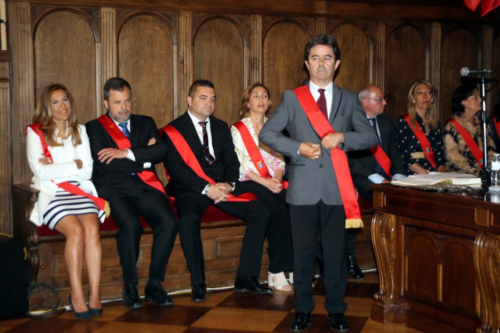 Sorpresa en el pleno de investidura del alcalde de Huesca. Un voto en blanco rompe el pacto PP - Ciudadanos para que Ana Alós fuera la alcaldesa, y la vara de mando pasa a Luis Felipe (PSOE)