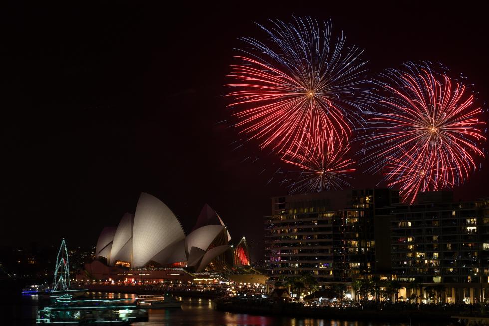 Sydney (Australia), 31/12/2019.- Fireworks explode over Sydney Harbour during the Family Fireworks as part of New Year's Eve celebrations in Sydney, Australia, 31 December 2019. The smaller firework is launched at 9pm local time for children and families. (Incendio) EFE/EPA/DEAN LEWINS AUSTRALIA AND NEW ZEALAND OUT EDITORIAL USE ONLY New Year's Eve celebrations in Sydney