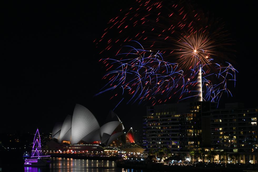 Sydney (Australia), 31/12/2019.- Fireworks explode over Sydney Harbour during the Family Fireworks as part of New Year's Eve celebrations in Sydney, Australia, 31 December 2019. The smaller firework is launched at 9pm local time for children and families. (Incendio) EFE/EPA/DEAN LEWINS AUSTRALIA AND NEW ZEALAND OUT EDITORIAL USE ONLY New Year's Eve celebrations in Sydney