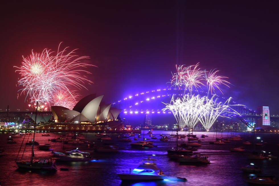 Sydney (Australia), 31/12/2019.- Fireworks explode over Sydney Harbour during the Family Fireworks as part of New Year's Eve celebrations in Sydney, Australia, 31 December 2019. The smaller firework is launched at 9pm local time for children and families. (Incendio) EFE/EPA/DEAN LEWINS AUSTRALIA AND NEW ZEALAND OUT EDITORIAL USE ONLY New Year's Eve celebrations in Sydney