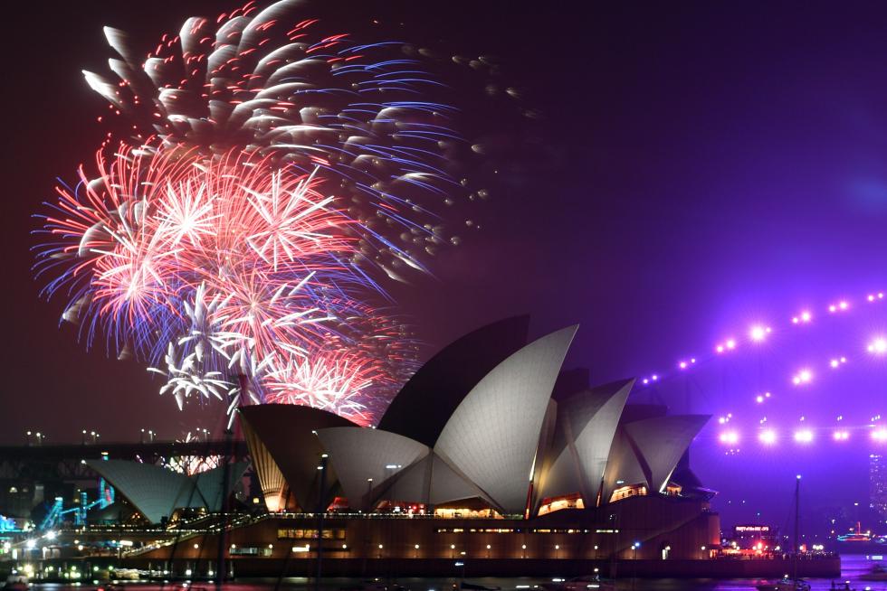 Sydney (Australia), 31/12/2019.- Fireworks explode over Sydney Harbour during the Family Fireworks as part of New Year's Eve celebrations in Sydney, Australia, 31 December 2019. The smaller firework is launched at 9pm local time for children and families. (Incendio) EFE/EPA/MICK TSIKAS AUSTRALIA AND NEW ZEALAND OUT EDITORIAL USE ONLY New Year's Eve celebrations in Sydney