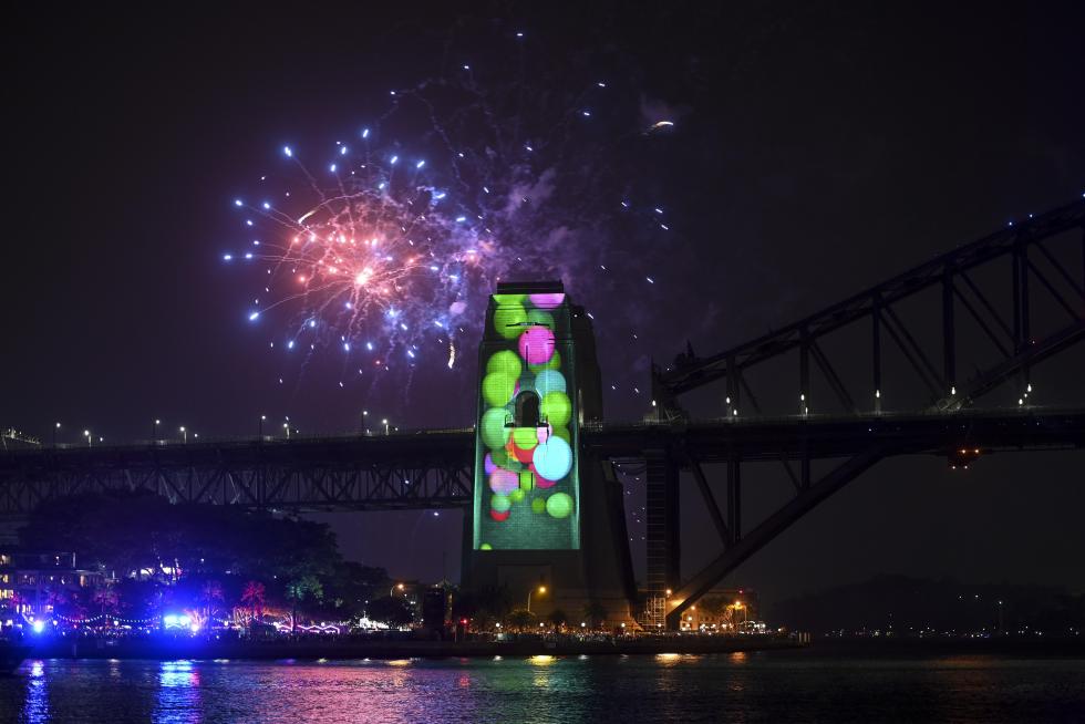 Sydney (Australia), 31/12/2019.- Fireworks explode over Sydney Harbour during the Family Fireworks as part of New Year's Eve celebrations in Sydney, Australia, 31 December 2019. The smaller firework is launched at 9pm local time for children and families. (Incendio) EFE/EPA/MICK TSIKAS AUSTRALIA AND NEW ZEALAND OUT New Year's Eve celebrations in Sydney