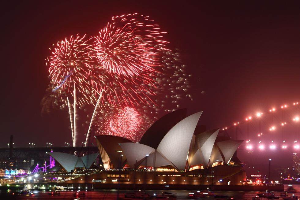 Sydney (Australia), 31/12/2019.- Fireworks explode over Sydney Harbour during the Family Fireworks as part of New Year's Eve celebrations in Sydney, Australia, 31 December 2019. The smaller firework is launched at 9pm local time for children and families. (Incendio) EFE/EPA/DAN PELED AUSTRALIA AND NEW ZEALAND OUT EDITORIAL USE ONLY New Year's Eve celebrations in Sydney