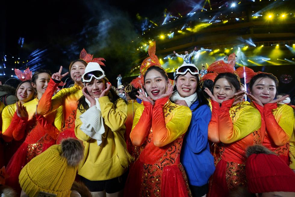 Beijing (China), 31/12/2019.- Artists perform at the countdown event to celebrate the arrival of 2020 during the New Year's Eve celebration at Shougang Industrial Park in Beijing, China, 01 January 2020. EFE/EPA/WU HONG New Year's Eve celebration in Beijing