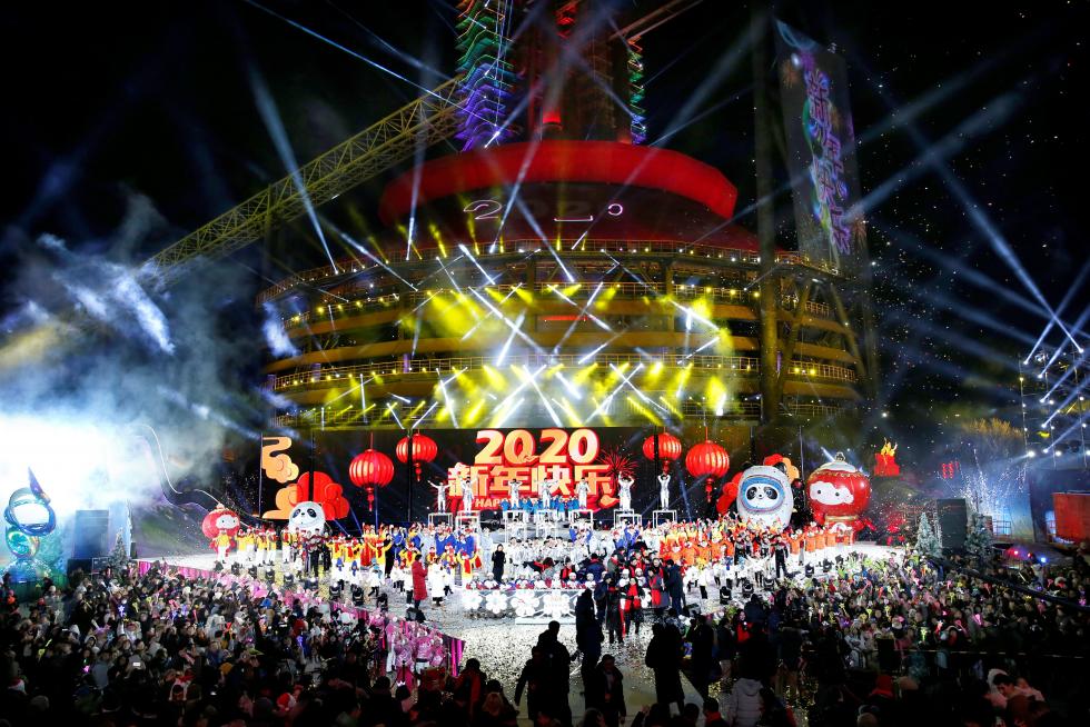 Beijing (China), 31/12/2019.- Entertainers pose for photo at the countdown event to celebrate the arrival of 2020 during the New Year's Eve celebration at Shougang Industrial Park in Beijing, China, 31 December 2019. EFE/EPA/WU HONG New Year's Eve celebration in Beijing