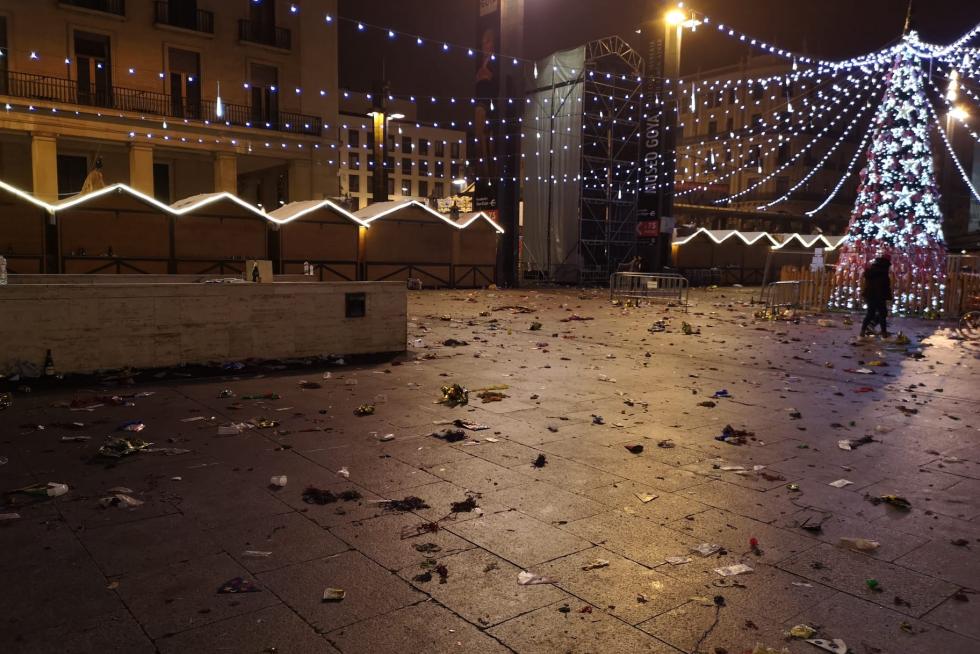Las brigadas de limpieza han comenzado a las cinco de la mañana del día de Año Nuevo la limpienza de la plaza del Pilar, tras el cotillón de Nochevieja.