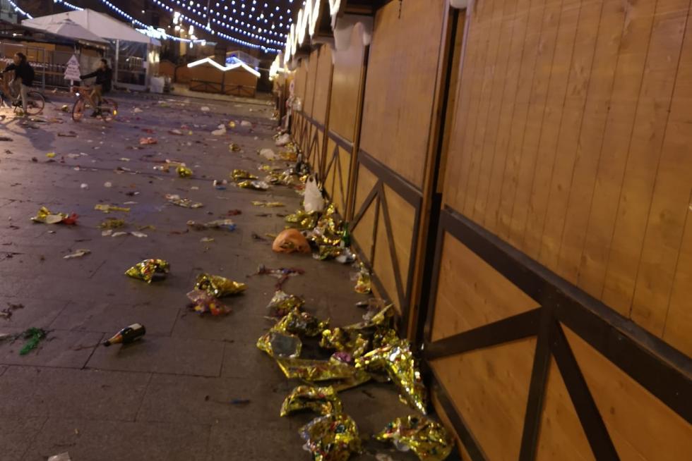 Las brigadas de limpieza han comenzado a las cinco de la mañana del día de Año Nuevo la limpienza de la plaza del Pilar, tras el cotillón de Nochevieja.