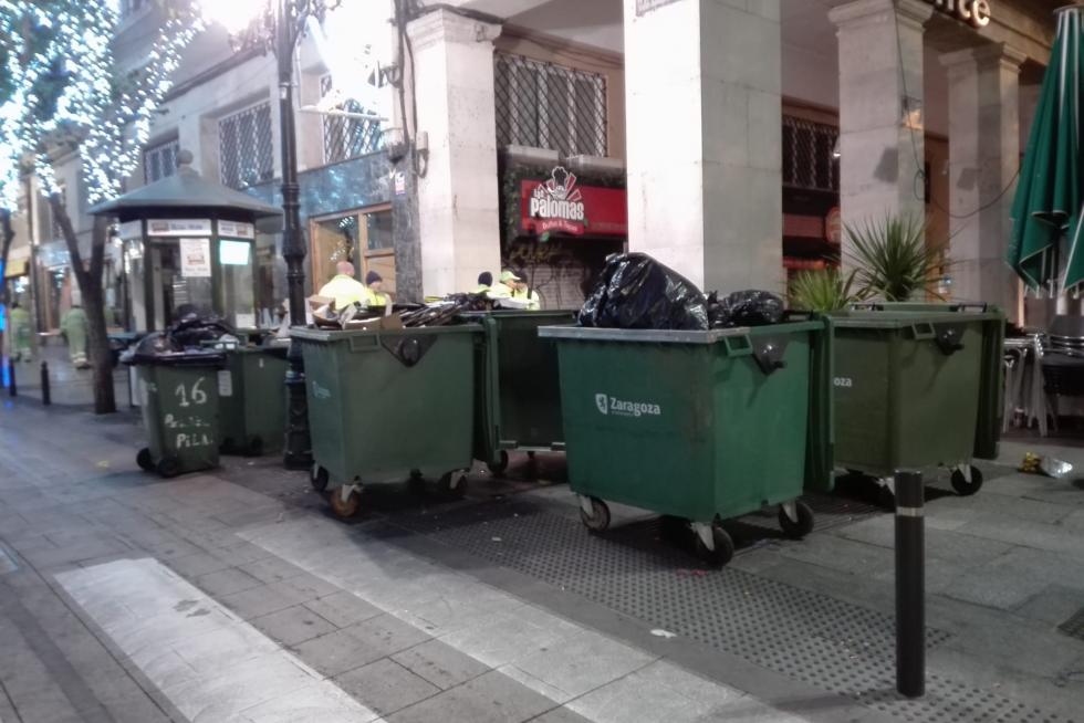 Las brigadas de limpieza han comenzado a las cinco de la mañana del día de Año Nuevo la limpienza de la plaza del Pilar, tras el cotillón de Nochevieja.