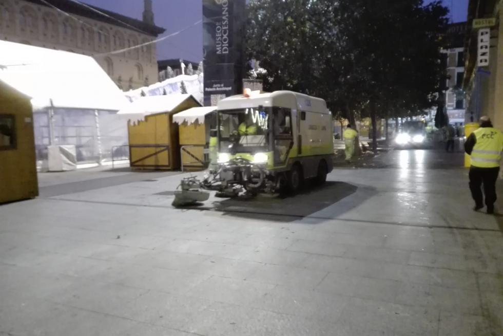 Las brigadas de limpieza han comenzado a las cinco de la mañana del día de Año Nuevo la limpienza de la plaza del Pilar, tras el cotillón de Nochevieja.