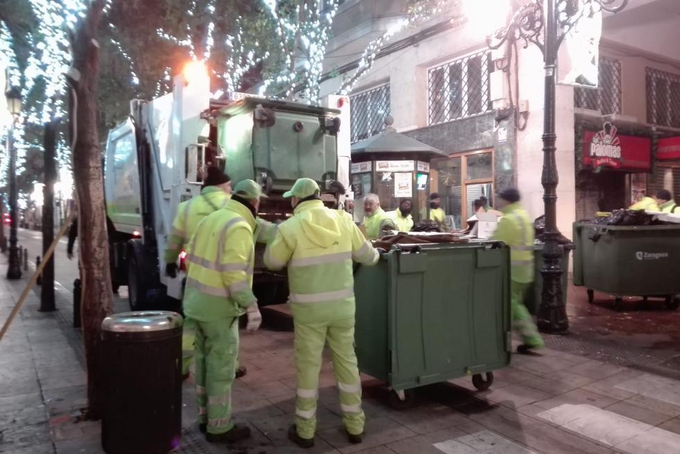 Las brigadas de limpieza han comenzado a las cinco de la mañana del día de Año Nuevo la limpienza de la plaza del Pilar, tras el cotillón de Nochevieja.