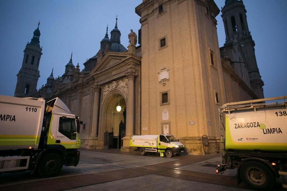 Los restos de la fiesta se dejaban ver en Zaragoza a primera hora de la mañana de este miércoles. Brigadas de limpieza y rezagados aún de fiesta coincidían en las primeras horas del día de Año Nuevo.