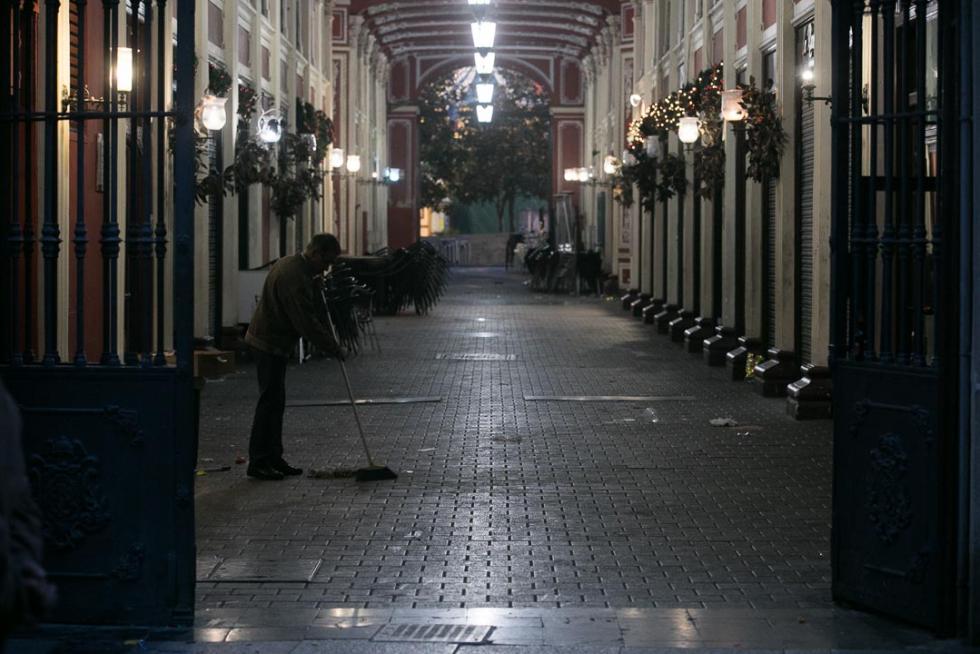 Los restos de la fiesta se dejaban ver en Zaragoza a primera hora de la mañana de este miércoles. Brigadas de limpieza y rezagados aún de fiesta coincidían en las primeras horas del día de Año Nuevo.
