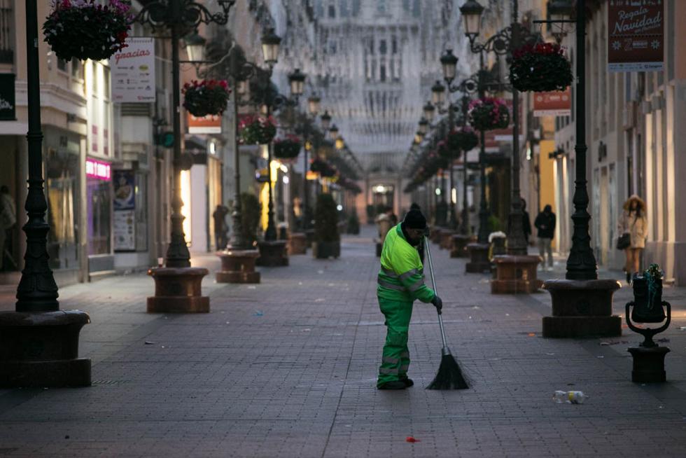 Los restos de la fiesta se dejaban ver en Zaragoza a primera hora de la mañana de este miércoles. Brigadas de limpieza y rezagados aún de fiesta coincidían en las primeras horas del día de Año Nuevo.