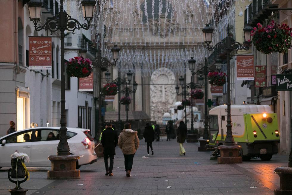 Los restos de la fiesta se dejaban ver en Zaragoza a primera hora de la mañana de este miércoles. Brigadas de limpieza y rezagados aún de fiesta coincidían en las primeras horas del día de Año Nuevo.